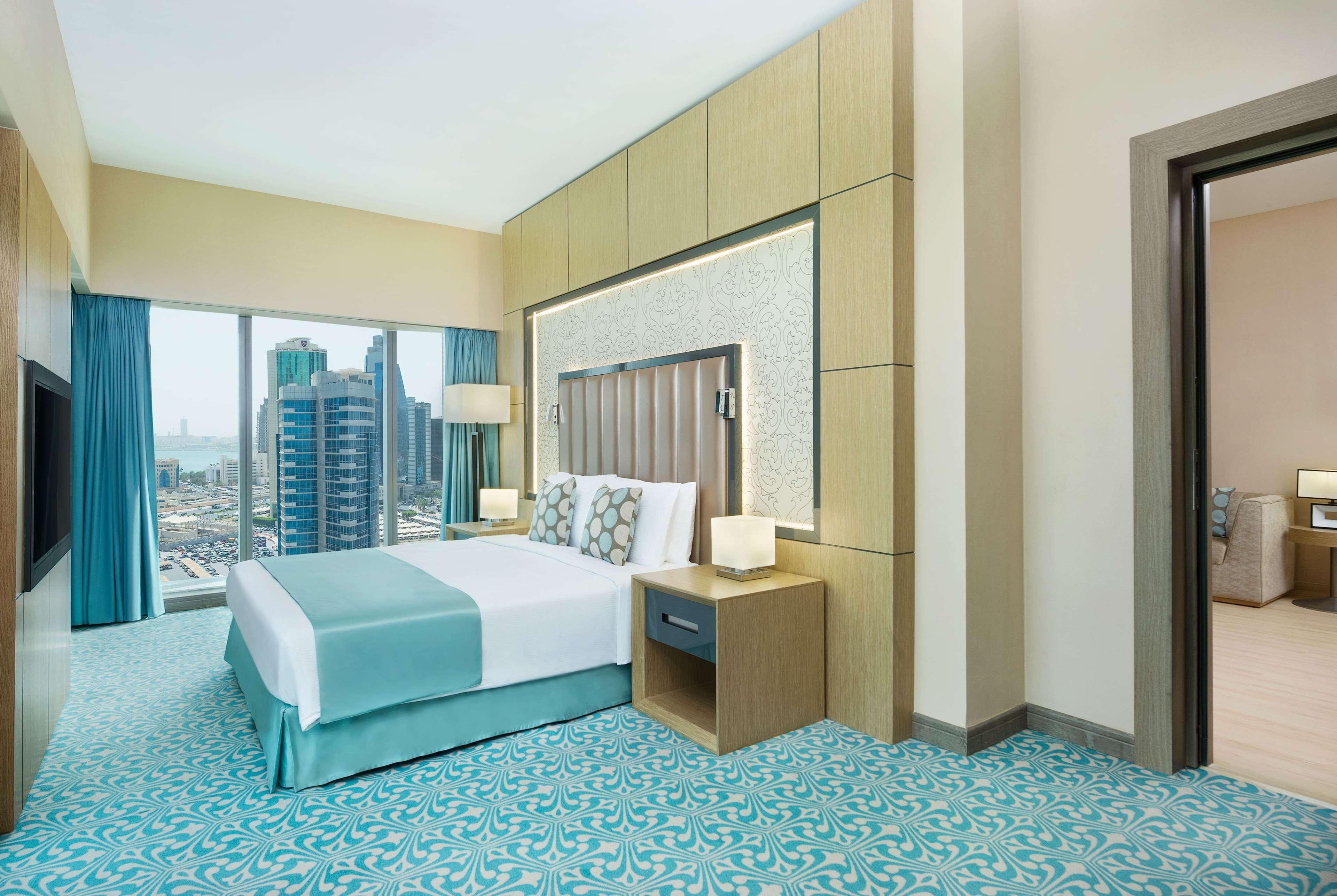 Wyndham Doha West Bay Hotell Eksteriør bilde A bedroom at the hotel