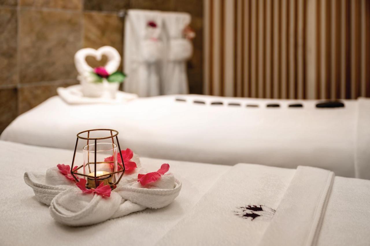 Wyndham Doha West Bay Hotell Eksteriør bilde Spa at the hotel