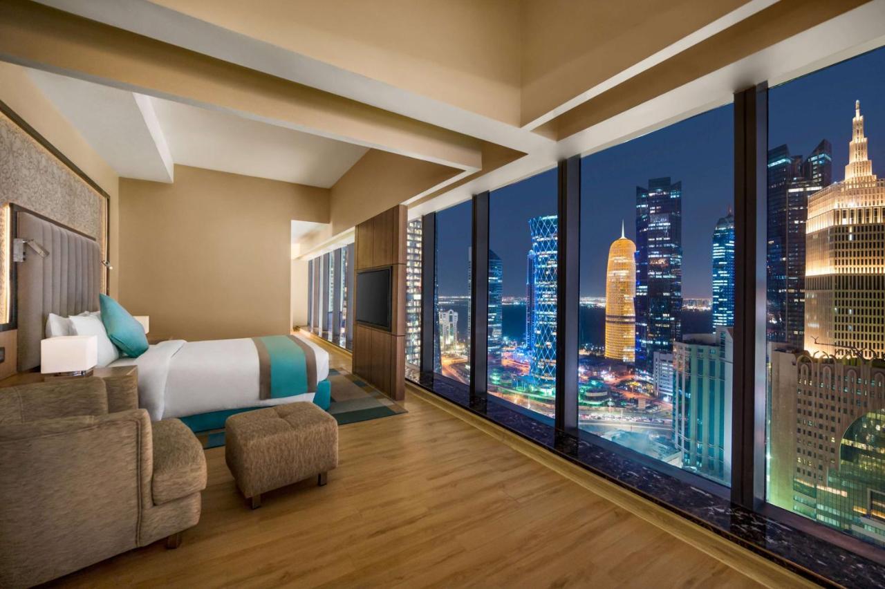 Wyndham Doha West Bay Hotell Eksteriør bilde A bedroom at the hotel