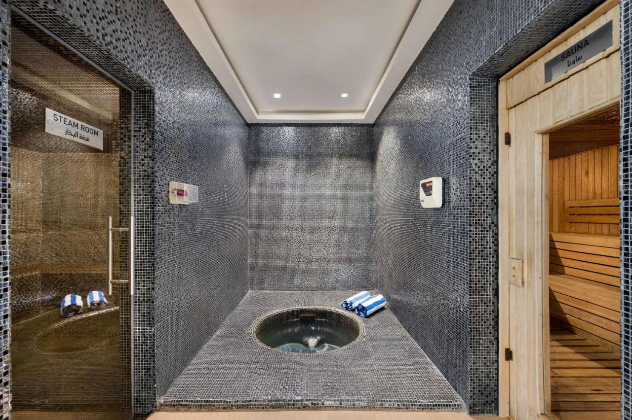Wyndham Doha West Bay Hotell Eksteriør bilde A modern steam room