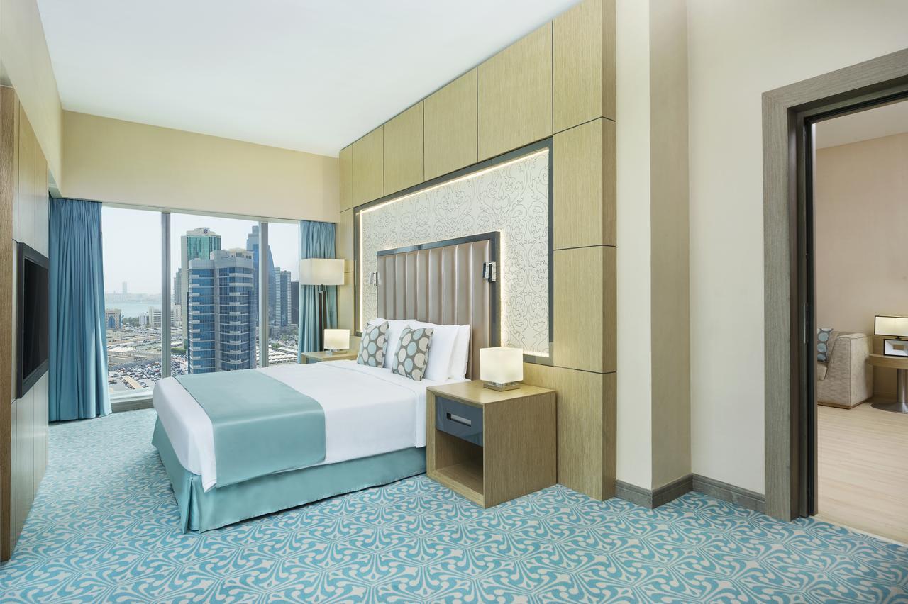 Wyndham Doha West Bay Hotell Eksteriør bilde A bedroom at the hotel