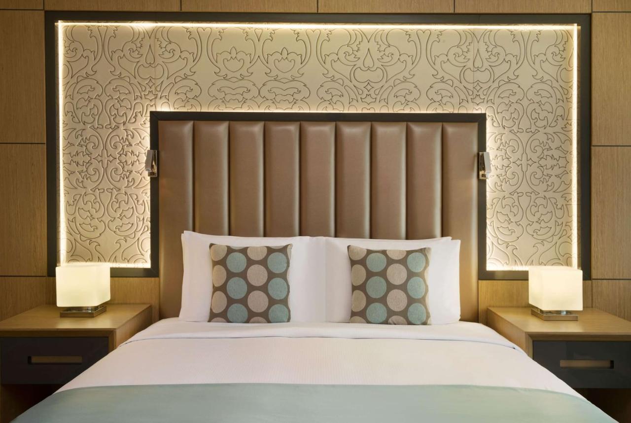 Wyndham Doha West Bay Hotell Eksteriør bilde A bedroom at the hotel